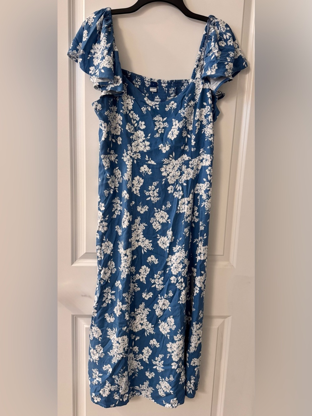 #x578 Old Navy 100% Rayon Blue & White Floral Flutter Sleeve Smocked Midi Dress
